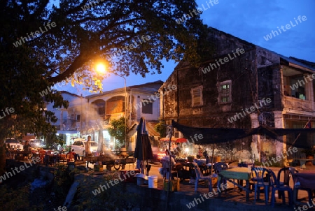 Das Altstadt Zentrum mit dem Nachtmarkt Platz am Grenzfluss Mekong River in der Stadt Tha Khaek in zentral Laos an der Grenze zu Thailand in Suedostasien.