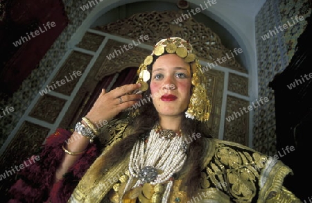 Ein Paar in traditionelle Hochzeitskleidung in Mahdia am Mittelmeer im Nordosten von Tunesien in Nordafrika.