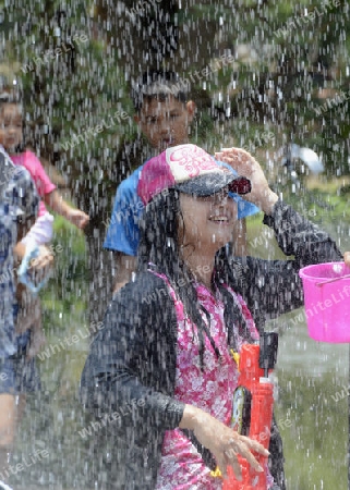 Das Songkran Fest oder Wasserfest zum Thailaendischen Neujahr ist im vollem Gange in Ayutthaya noerdlich von Bangkok in Thailand in Suedostasien.  