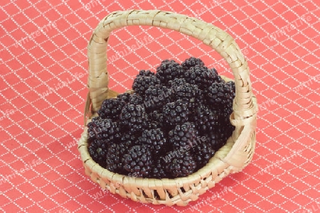 Brombeeren im Weidenkorb