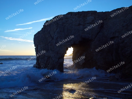 Natursteinbogen im Meer