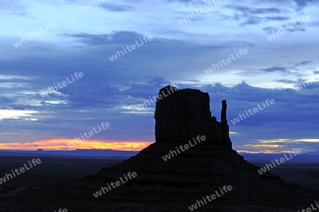 "West Buttes" bei Sonnenaufgang, Monument Valley, Arizona, USA