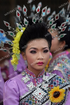 Eine traditionelle Tanz Gruppe zeigt sich an der Festparade beim Bun Bang Fai oder Rocket Festival in Yasothon im Isan im Nordosten von Thailand. 