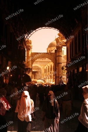 Eine Gasse mit Geschaeften im Souq in der Altstadt der Syrischen Hauptstadt Damaskus