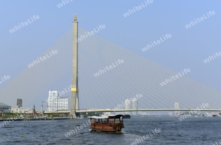 Ein traditionelles Holzboot bei der Bruecke Saphan Phra Ram Vlll auf dem Mae Nam Chao Phraya River in der Hauptstadt Bangkok von Thailand in Suedostasien.