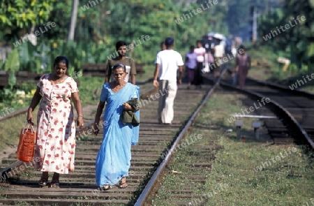 Asien, Indischer Ozean, Sri Lanka,
Eine Eisenbahn Schiene wird zum Fussweg gemacht, dies im Kuestendorf Hikkaduwa an der Suedwestkueste von Sri Lanka. (URS FLUEELER)






