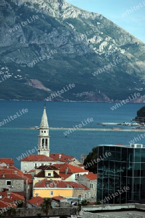 Die Altstadt mit der Kirche Sv. Ivan Krstitelji der Adria Stadt Budva mit vielen neuen Appatementhausern in Montenegro im Balkan am Mittelmeer in Europa.