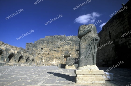 Die Ruine des Roemischen Theater in der Stadt Bosra im Sueden von Syrien im Nahen Osten.