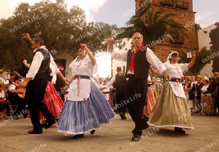 EUROPA, SPANIEN, ATLANTISCHER OZEAN, KANAISCHE INSELN, KANAREN, LANZAROTE, INSEL, TEGUISE, MARKT, SONNTAGSMARKT, FOLKLORE, TANZ, TRADITION, KULTUR, TRACHT, TOURISTEN, TOURISMUS, ,Eine Folklore Tanzgruppe bei einem Auftrit waehrend des Sonntagsmarkt 