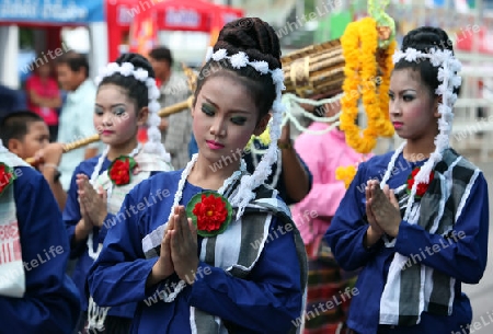 Eine traditionelle Tanzgruppe mit der thailaendischen Begruessung  zeigt sich an der Festparade beim Bun Bang Fai oder Rocket Festival in Yasothon im Isan im Nordosten von Thailand. 