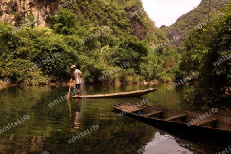 Die Landschaft am Nam Don oder Don River beim Dorf Tha Falang von Tham Pa Fa unweit der Stadt Tha Khaek in zentral Laos an der Grenze zu Thailand in Suedostasien.