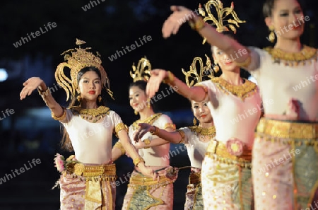 Taenzerinnen bei einem traditionellen Tanz im Santichaiprakan Park am Mae Nam Chao Phraya in der Hauptstadt Bangkok von Thailand in Suedostasien.