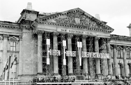 Eingang zum Berliner Reichstag, 1968