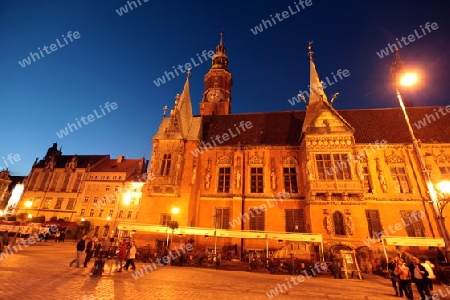 Die Elisabethkirche beim Stray Rynek Platz  in der Altstadt von Wroclaw oder Breslau im westen von Polen.  