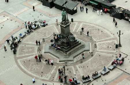 Sicht vom Turm der Marienkirche auf den Rynek Glowny Platz in der Altstadt von Krakau im sueden von Polen.  