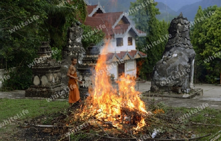 Der untere Teil des Tempel Wat Phra That Doi Kong Mu ueber dem Dorf Mae Hong Son im norden von Thailand in Suedostasien.