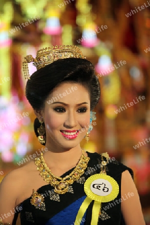 Eine Miss Kandidatin anlaesslich der Miss Wahl beim Bun Bang Fai oder Rocket Festival in Yasothon im Isan im Nordosten von Thailand. 