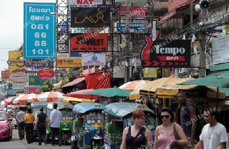 Werbung und das Alltagsleben in der Khao San Road in Bangkok der Hauptstadt von Thailand in Suedostasien.  