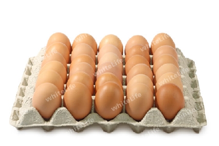 Eier auf eine Kartonpallette auf hellem Hintergrund