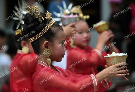 Traditionelle Taenzerinnen tanzen in einem Park in Chiang Mai im Norden von Thailand