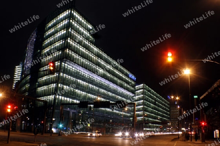 geb?ude am potsdamer platz in berlin bei nacht