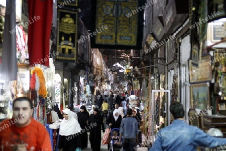 Eine Gasse mit Geschaeften im Souq in der Altstadt der Syrischen Hauptstadt Damaskus