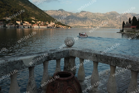 Die Insel Skrpjela vor dem Dorf Persat in der Bucht von Kotor am Mittelmeer in Montenegro im Balkan in Europa.