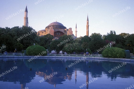 Die Moschee Aya Sofya im Stadtteil Sulranahmet in Istanbul in der Tuerkey.