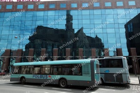 Ein Stadtbus vor dem Hotel Panorama in der Innenstadt von Wroclaw oder Breslau im westen von Polen.