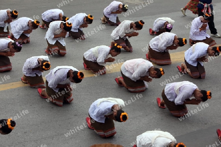 Eine traditionelle Tanzgruppe mit der thailaendischen Begruessung  zeigt sich an der Festparade beim Bun Bang Fai oder Rocket Festival in Yasothon im Isan im Nordosten von Thailand. 