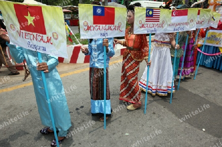 Menschen mit Flaggen von Thailand, Laos, Vietnam, Indonesien und Burma an der Festparade beim Bun Bang Fai oder Rocket Festival in Yasothon im Isan im Nordosten von Thailand. 