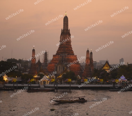 Die Tempelanlage des Wat Arun am Mae Nam Chao Phraya River in der Hauptstadt Bangkok von Thailand in Suedostasien.