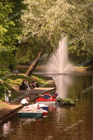 Europa, Osteuropa, Baltikum, Lettland, Riga, Altstadt, Park, Kanal, Fluss, Fruehling, Brunnen, Stadtkanal, 