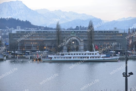 Schiff vor dem Bahnhof in Luzern