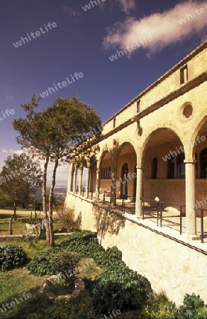 Der Innenhof des Kloster Santuari de la Mare de Deu de Cura auf dem Berg Puig de Randa im Zentrum der Insel Mallorca einer der Balearen Inseln im Mittelmeer. 