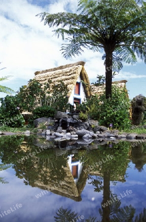 Ein traditionelles Santana Haus im Dorf Santana auf der Insel Madeira im Atlantischen Ozean