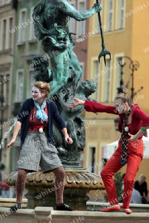 Strassenkuenstler auf einem Brunnen auf dem Stray Rynek Platz  in der Altstadt von Poznan im westen von Polen.  