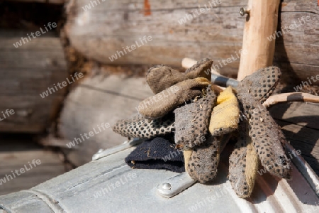 Handschuhe auf einer alten Blechwanne