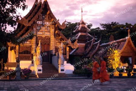 Die Architektur des Wat Chedi Luang Tempel in Chiang Mai im Norden von Thailand.