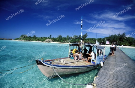 
Ein Holzboot am Strand der Insel Veligandu im Artsu Atoll auf den Inseln der Malediven im Indischen Ozean.  