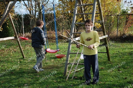 Kinder spielen im Garten