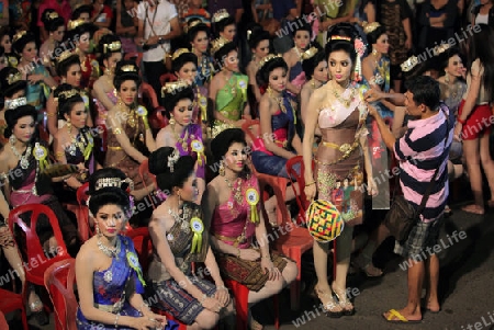 Eine Miss Kandidatin anlaesslich der Miss Wahl beim Bun Bang Fai oder Rocket Festival in Yasothon im Isan im Nordosten von Thailand. 