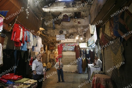 Eine Gasse mit Geschaeften im Souq in der Altstadt der Syrischen Hauptstadt Damaskus