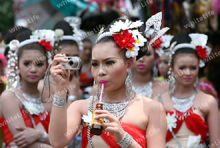 Menschen an der Festparade beim Bun Bang Fai oder Rocket Festival in Yasothon im Isan im Nordosten von Thailand. 