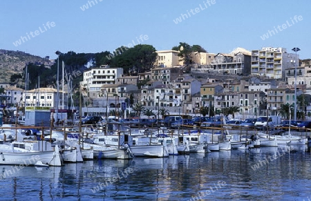 Das Fischerdorf Port de Alcudia mit dem Bootshafen im Februar im Osten der Insel Mallorca einer der Balearen Inseln im Mittelmeer.  