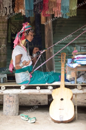 Eine Traditionell gekleidete Langhals Frau eines Paudang Stammes aus Burma lebt in einem Dorf noerdlich von Chiang Mai in Nord Thailand