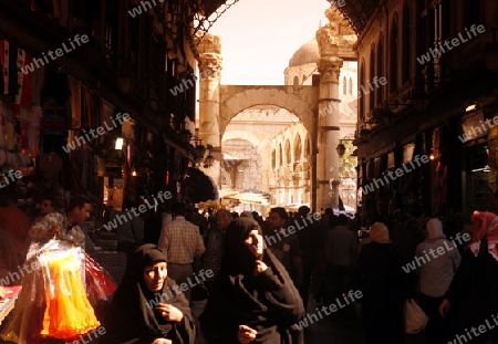 Eine Gasse mit Geschaeften im Souq in der Altstadt der Syrischen Hauptstadt Damaskus