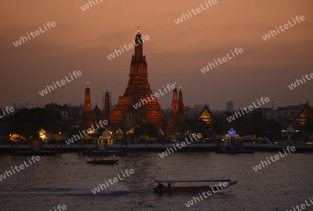 Die Tempelanlage des Wat Arun am Mae Nam Chao Phraya River in der Hauptstadt Bangkok von Thailand in Suedostasien.