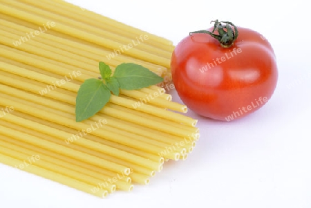  italienische Pasta, Maccheroncini, Maccaroni , Teigwaren , Nudeln, Tomate, Basilikum