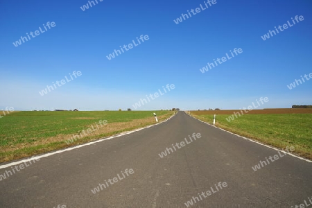 Feld und schmale Landstra?e im Oktober